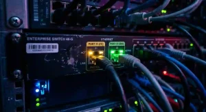 Perbedaan status indikator lampu LED kuning dan hijau pada switch gigabit